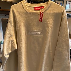 Like new with tags, supreme box logo crew neck